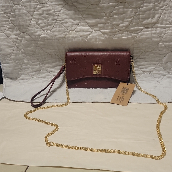 Steve Madden Handbags - NWT Steve Madden Elegant Burgundy Chain Strap purse with wristlet wallet attach